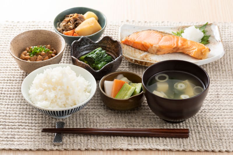 包含米饭、汤、主菜和副菜的定食